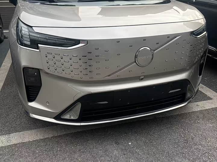 Фото 2 - Volvo EM90