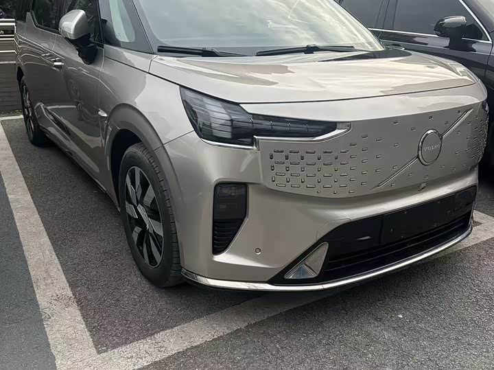 Фото 5 - Volvo EM90