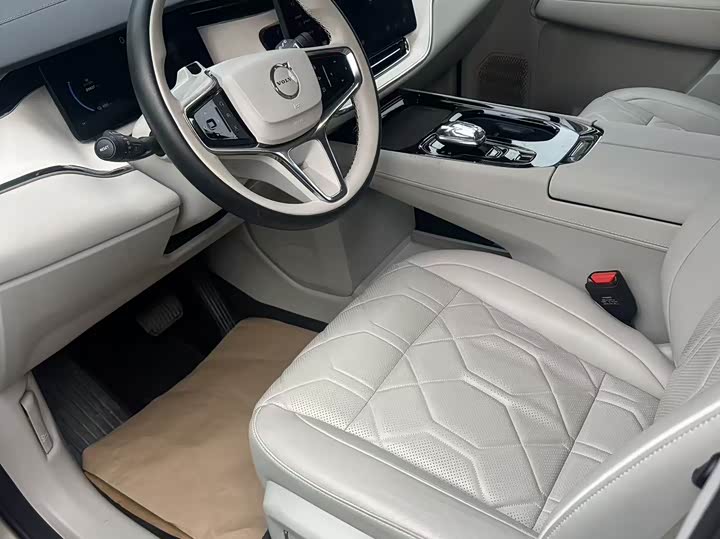 Фото 6 - Volvo EM90