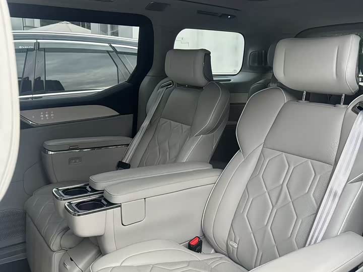 Фото 7 - Volvo EM90