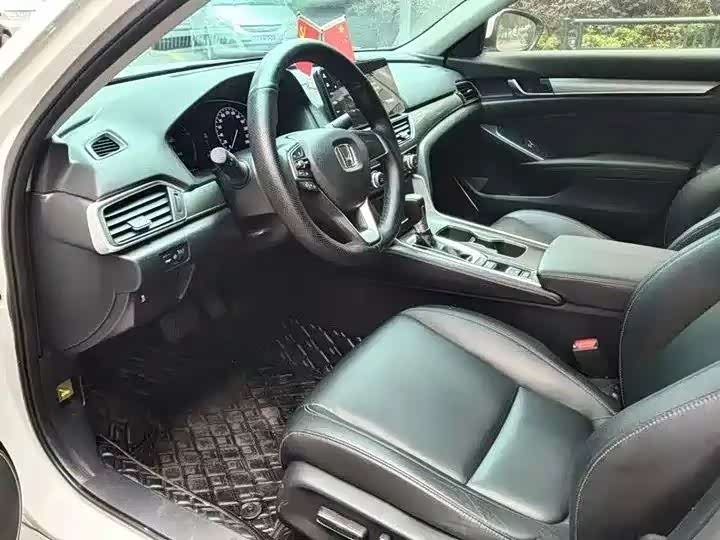 Фото 4 - Honda Accord