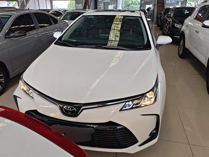 Фото 2 - Toyota Corolla