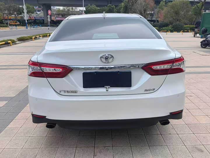 Фото 8 - Toyota Camry