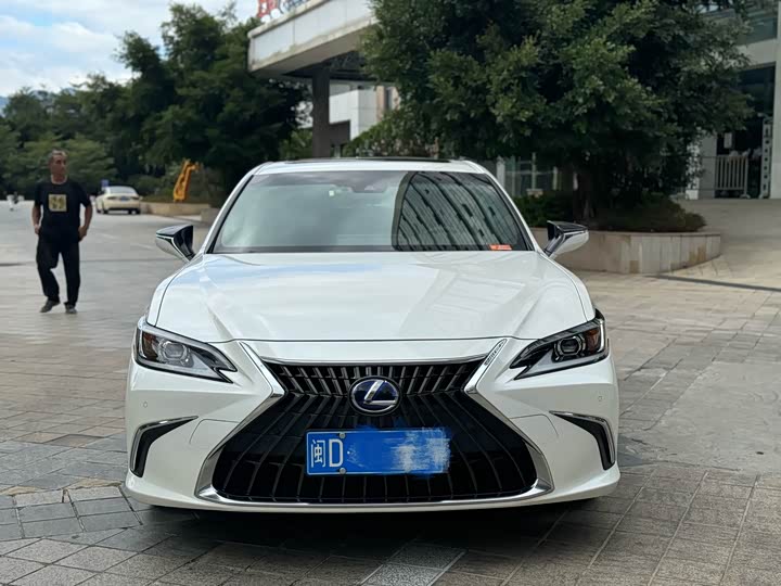 Фото 2 - Lexus ES