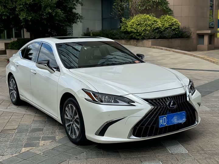 Фото 3 - Lexus ES