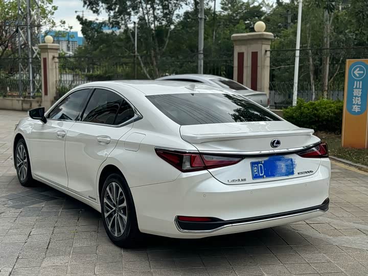 Фото 6 - Lexus ES