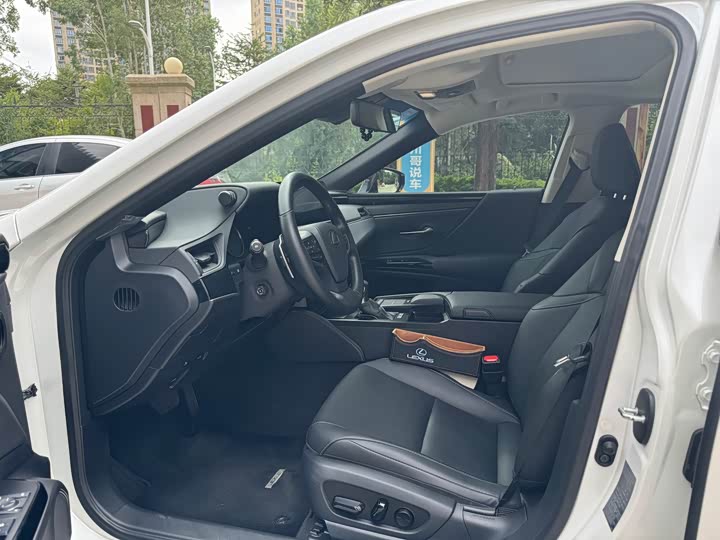 Фото 7 - Lexus ES