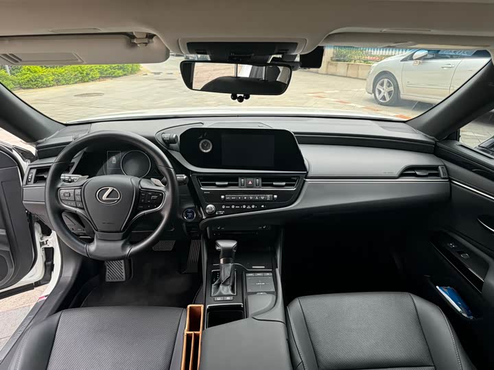 Фото 8 - Lexus ES