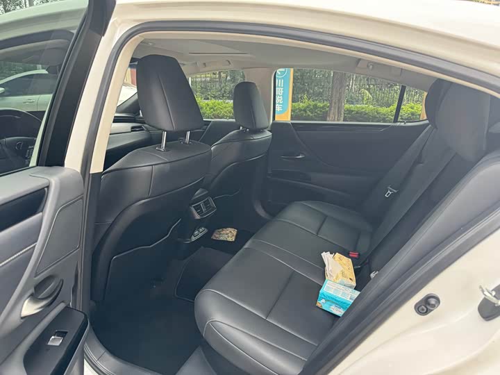 Фото 9 - Lexus ES