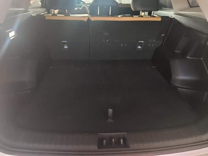 Фото 4 - Geely Atlas L