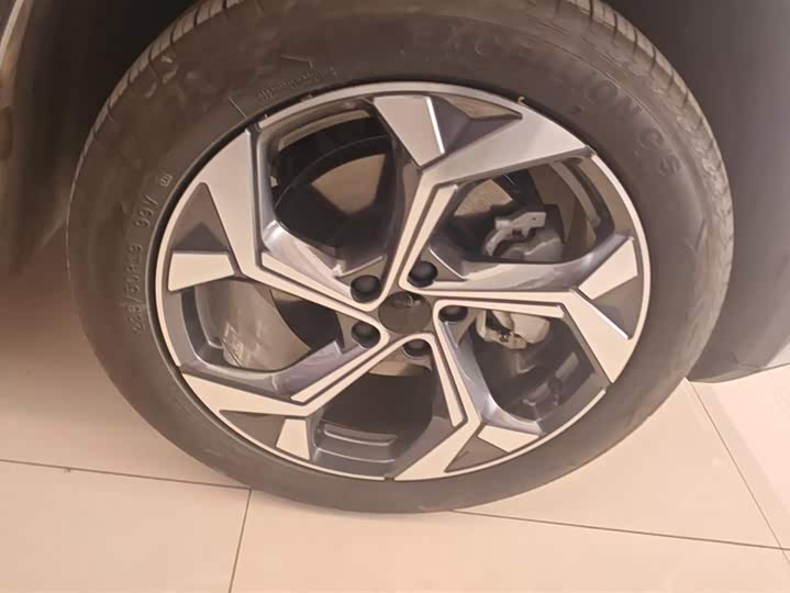 Фото 6 - Geely Atlas L