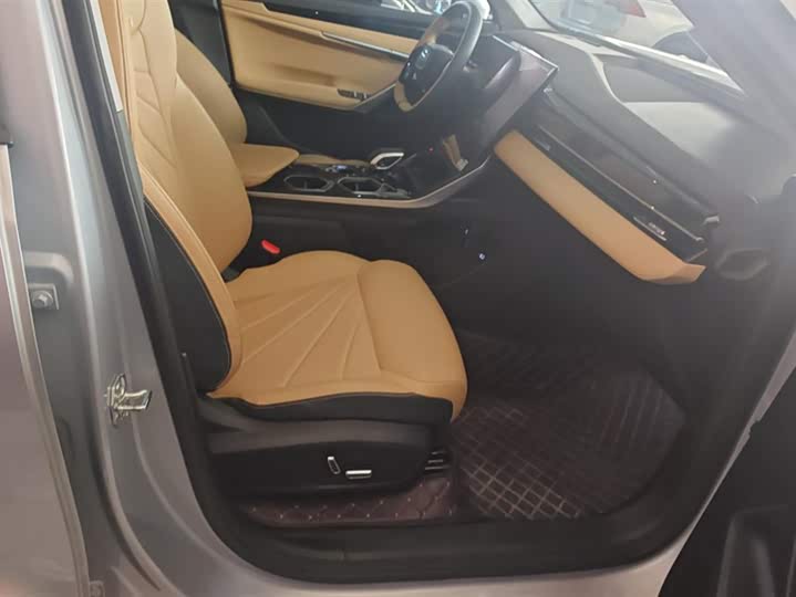 Фото 8 - Geely Atlas L