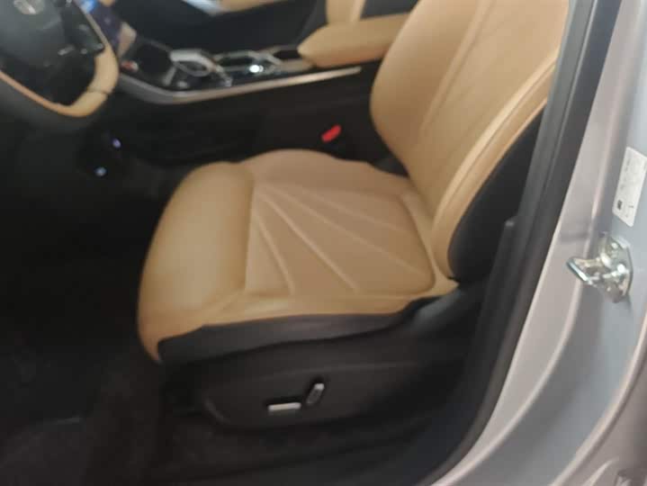 Фото 9 - Geely Atlas L