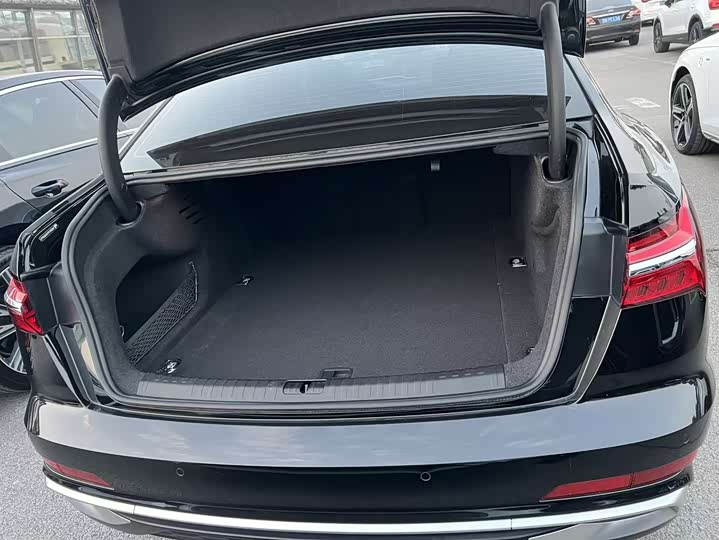 Фото 6 - Audi A6L