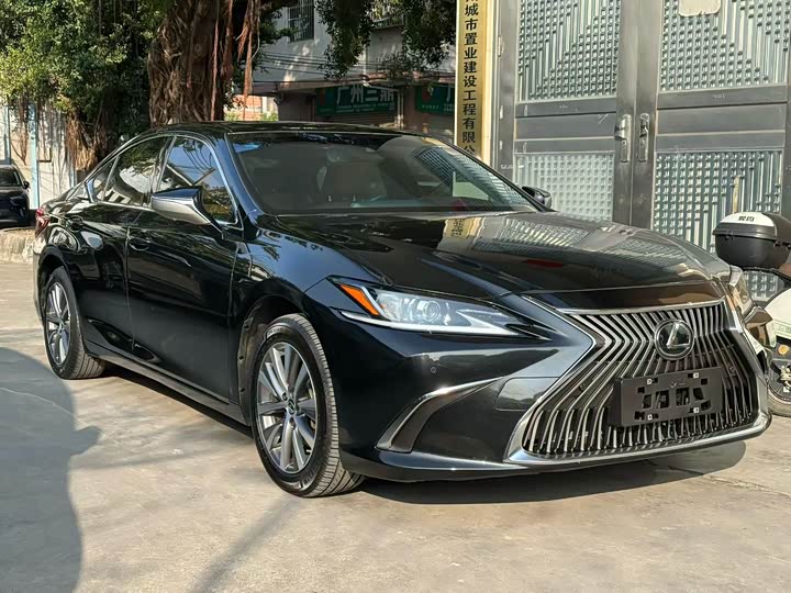 Фото 1 - Lexus ES