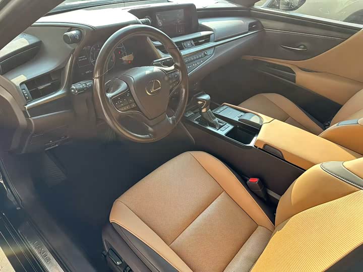 Фото 3 - Lexus ES