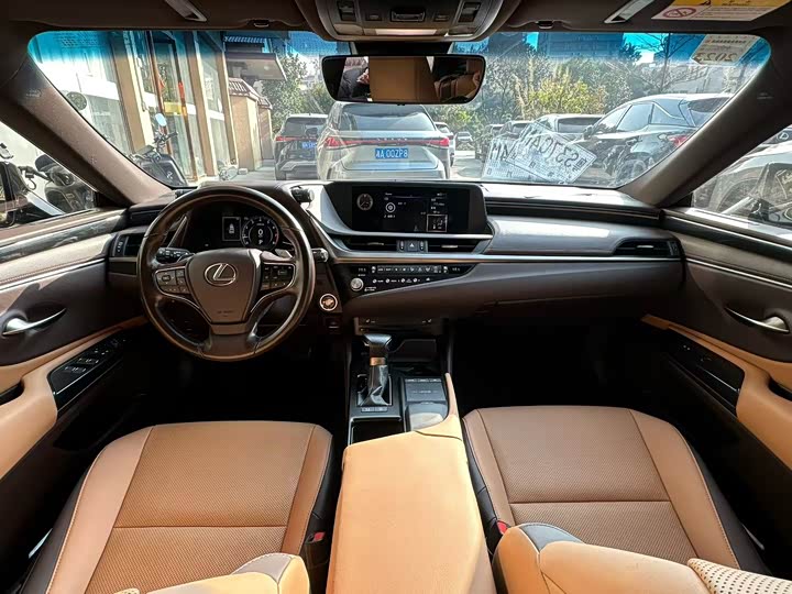 Фото 4 - Lexus ES