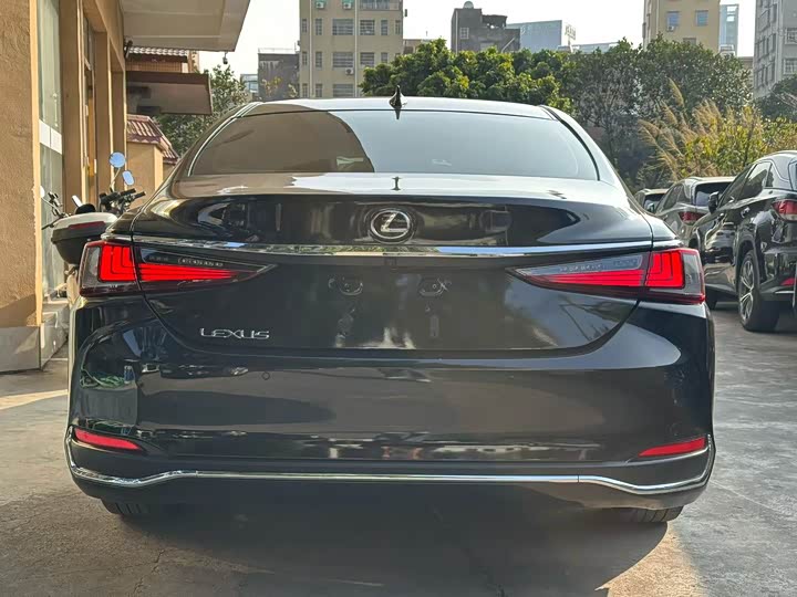 Фото 8 - Lexus ES