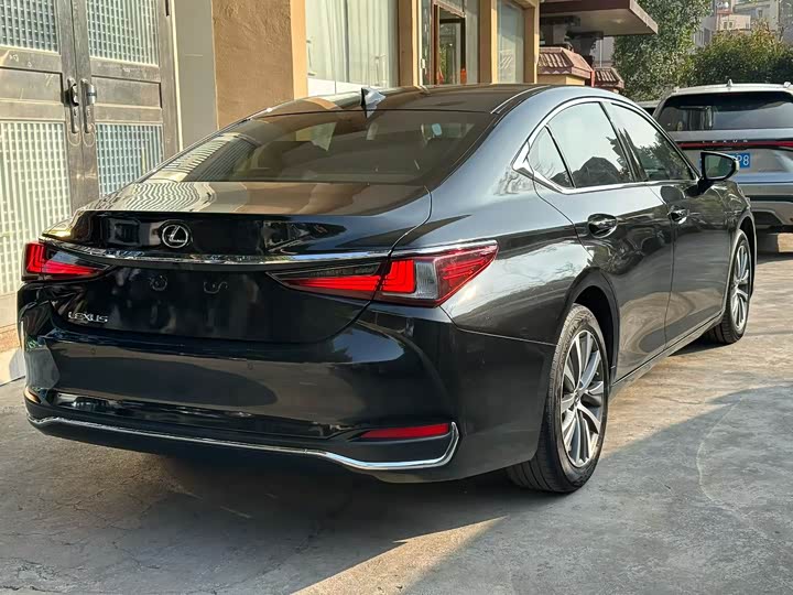 Фото 9 - Lexus ES