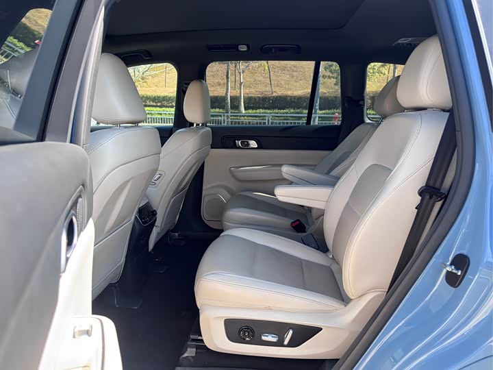 Фото 8 - LiXiang One