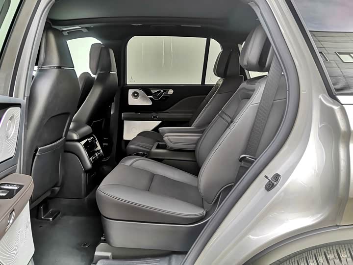 Фото 7 - Lincoln Aviator