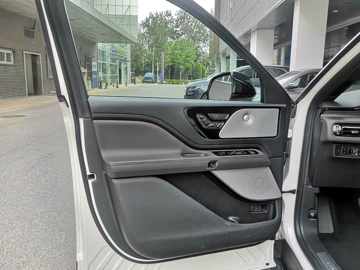 Фото 8 - Lincoln Aviator