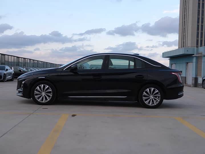 Фото 7 - Hongqi E-QM5