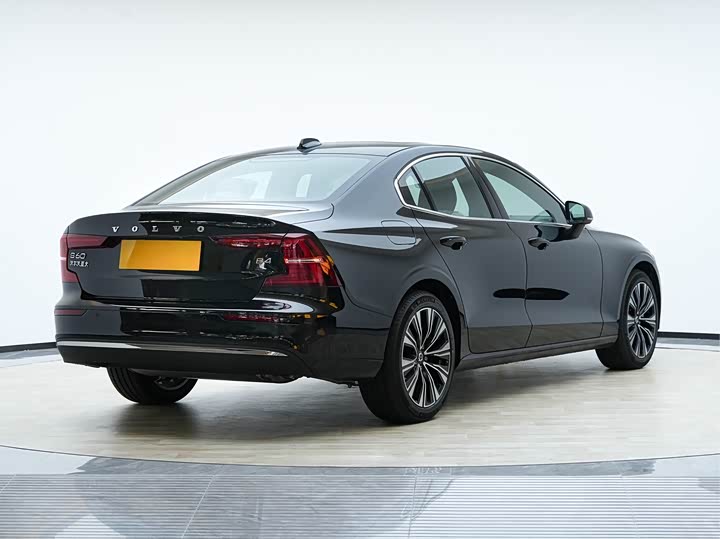 Фото 8 - Volvo S60