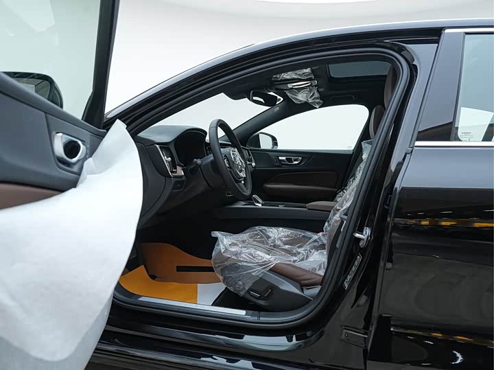 Фото 9 - Volvo S60