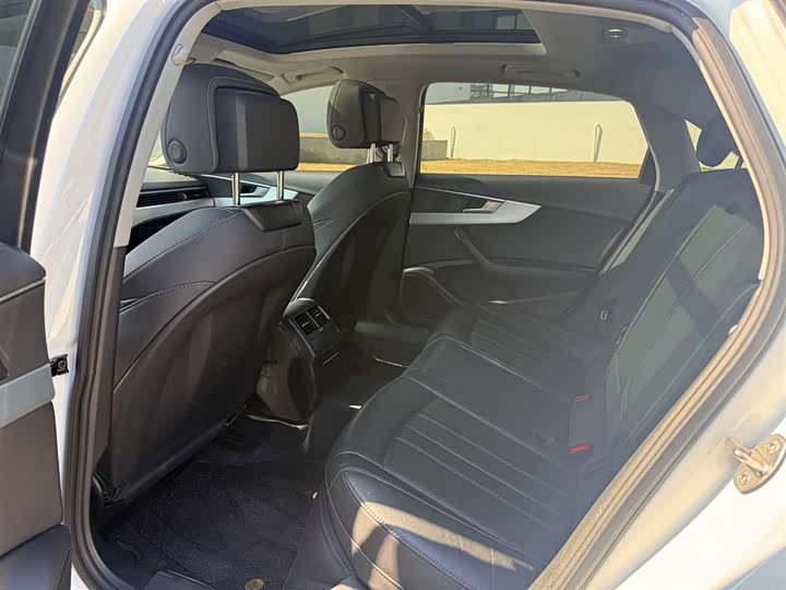 Фото 6 - Audi A4L