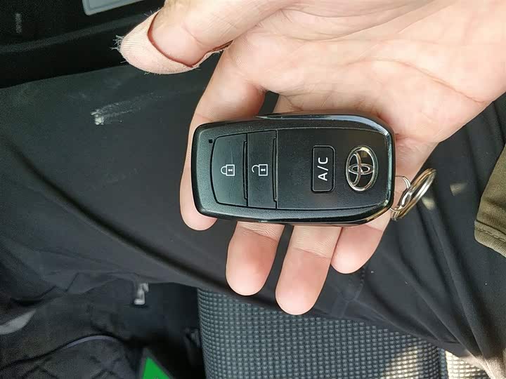 Фото 9 - Toyota bZ4X