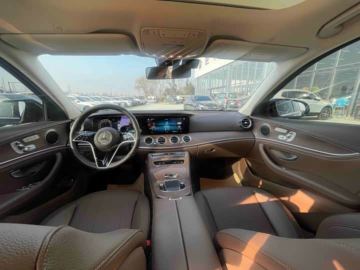 Фото 5 - Mercedes-Benz E-Class