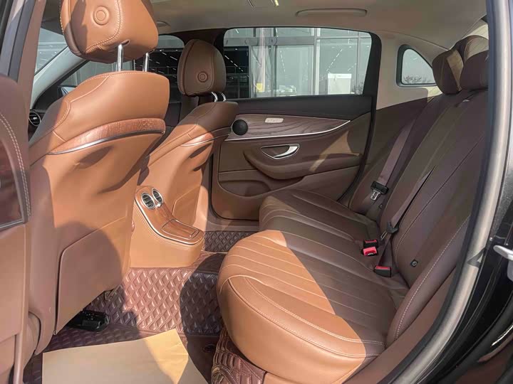 Фото 6 - Mercedes-Benz E-Class