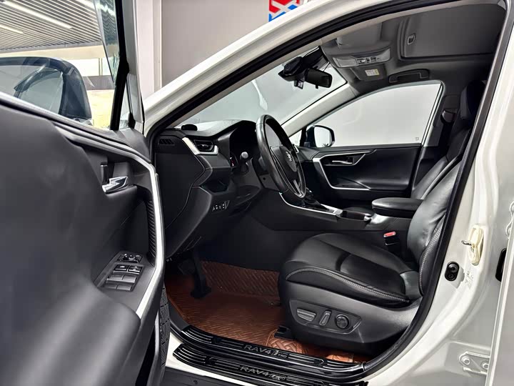 Фото 4 - Toyota RAV4