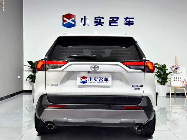 Фото 8 - Toyota RAV4