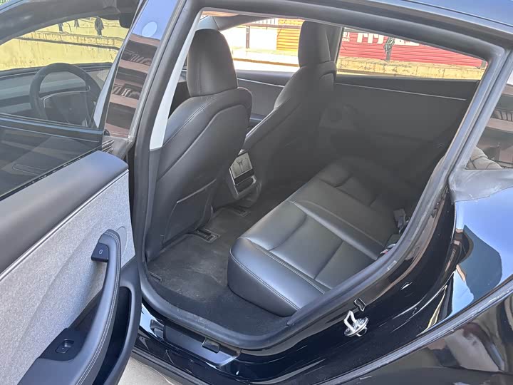 Фото 4 - Tesla Model 3