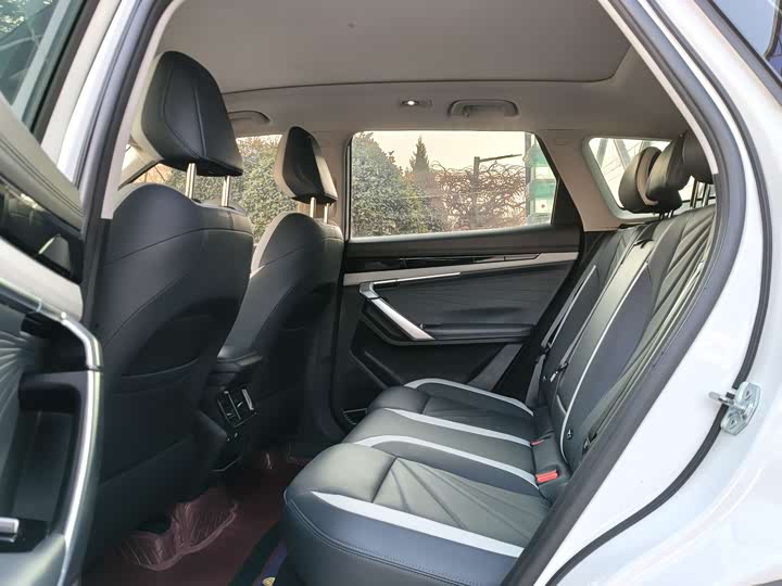 Фото 6 - Geely Atlas L