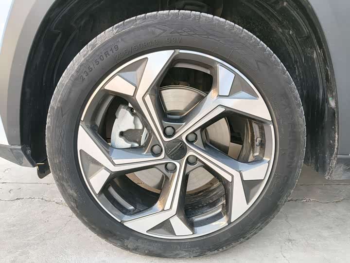 Фото 7 - Geely Atlas L