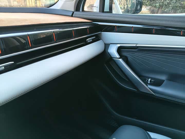 Фото 8 - Geely Atlas L