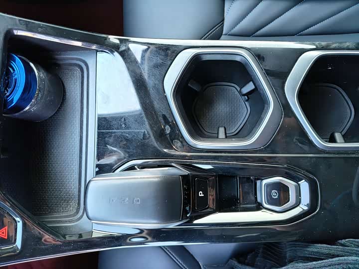 Фото 9 - Geely Atlas L