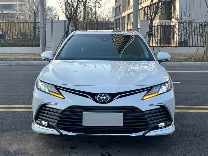 Фото 2 - Toyota Camry