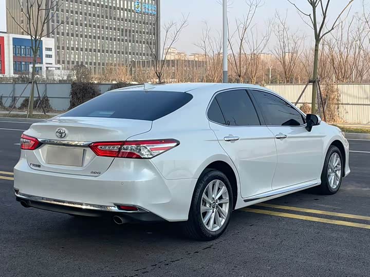 Фото 7 - Toyota Camry