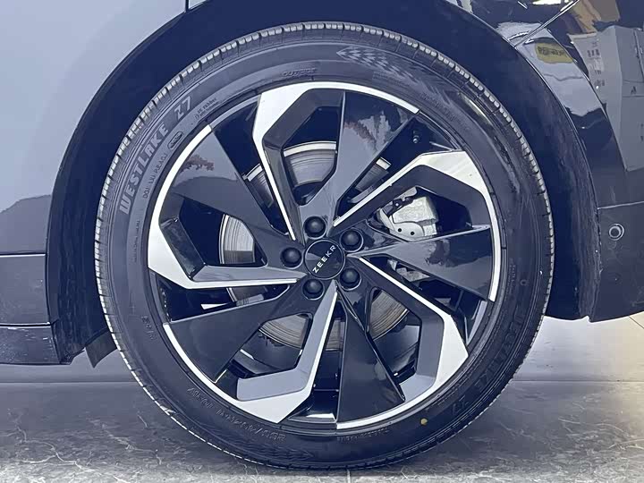 Фото 7 - Zeekr 001