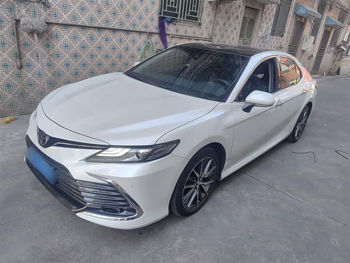 Фото 2 - Toyota Camry