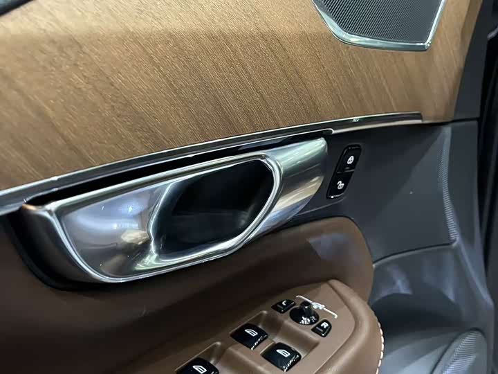 Фото 8 - Volvo XC90