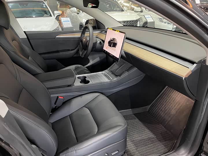 Фото 8 - Tesla Model Y