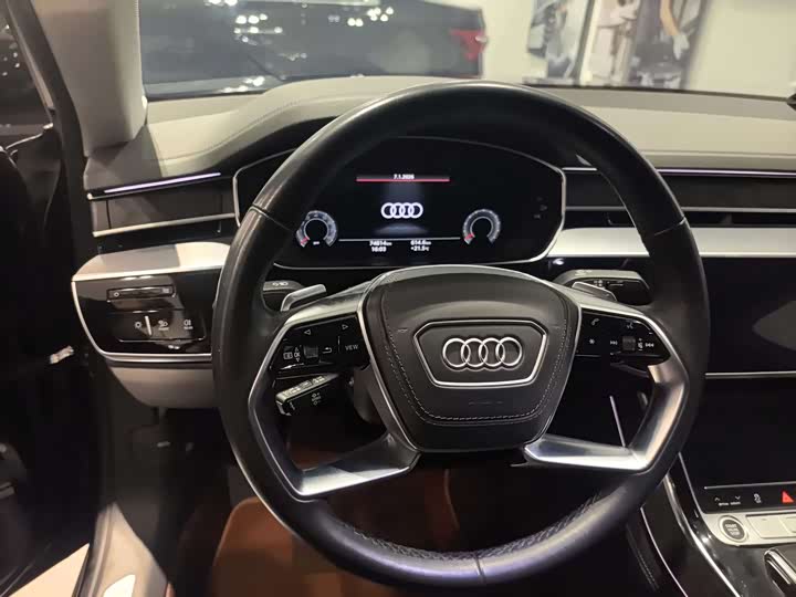 Фото 7 - Audi A8