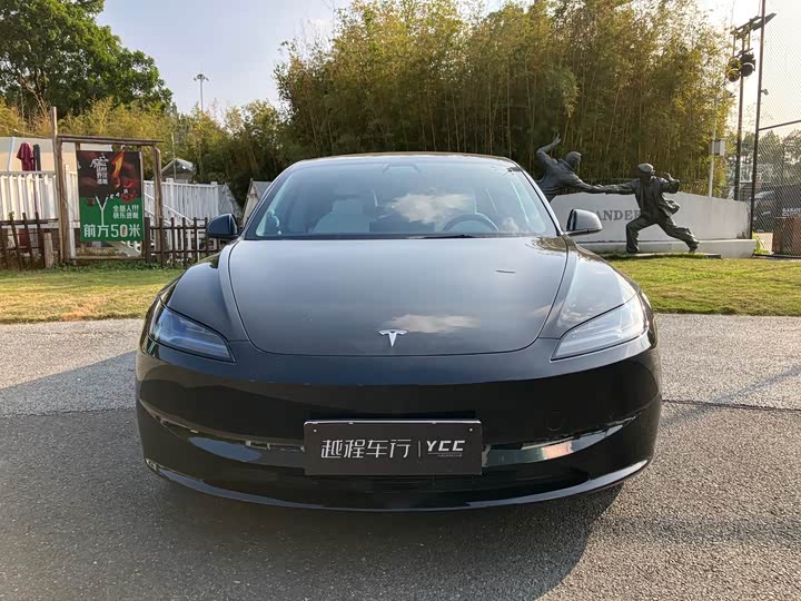 Фото 2 - Tesla Model 3