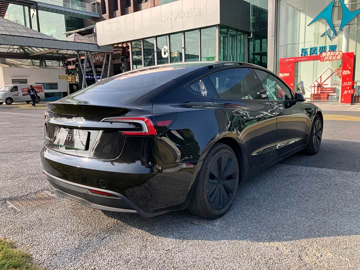 Фото 4 - Tesla Model 3