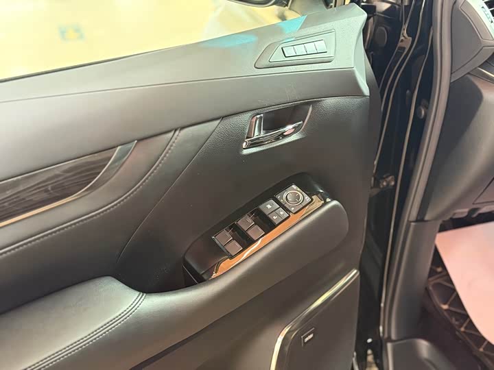 Фото 9 - Lexus LM